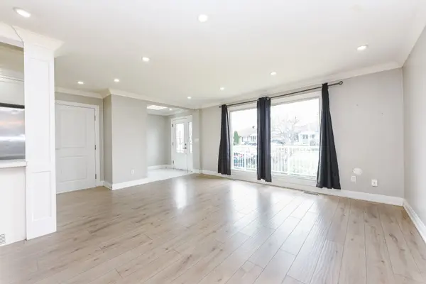 137 Avondale BLVD #Upper, Brampton, ON L6T 1H5