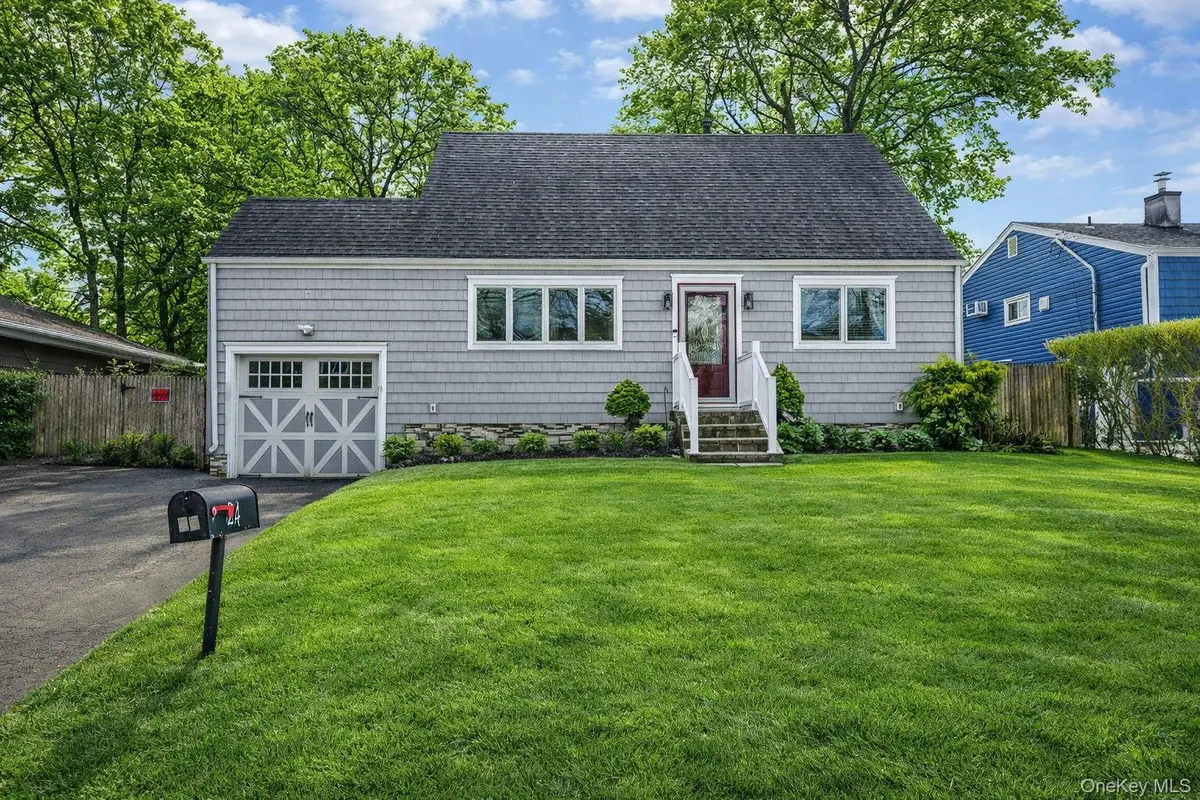 24 Lantern ST, Huntington, NY 11743