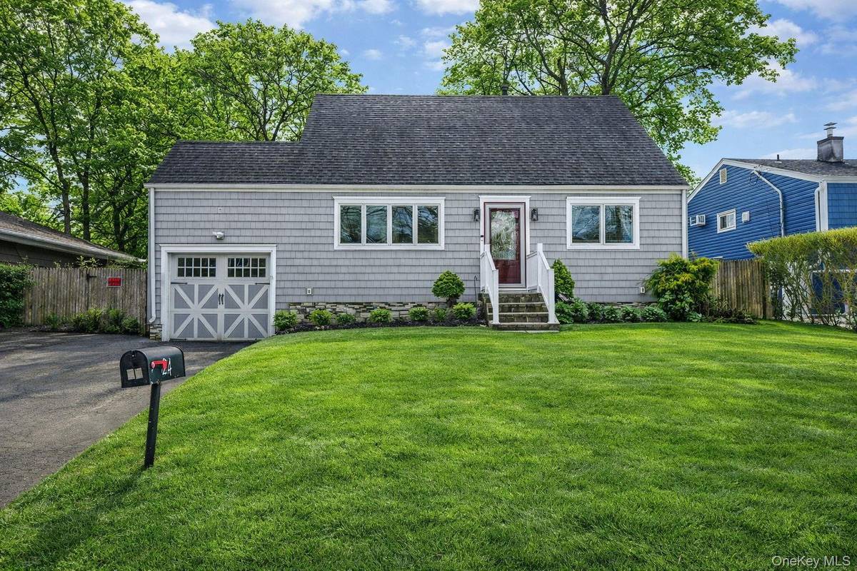24 Lantern ST, Huntington, NY 11743