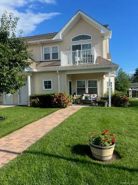 301 Anchor CT, Copiague, NY 11726