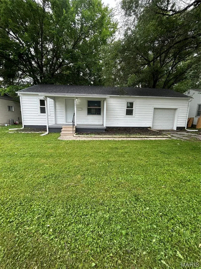 1221 Richard DR, Cahokia, IL 62206