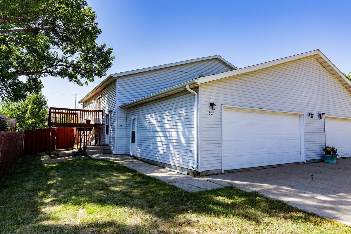 1807 32 AVE S, Fargo, ND 58103