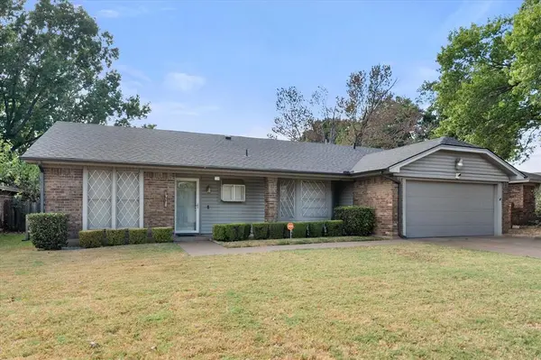 729 NW Charlyne Drive, Burleson, TX 76028