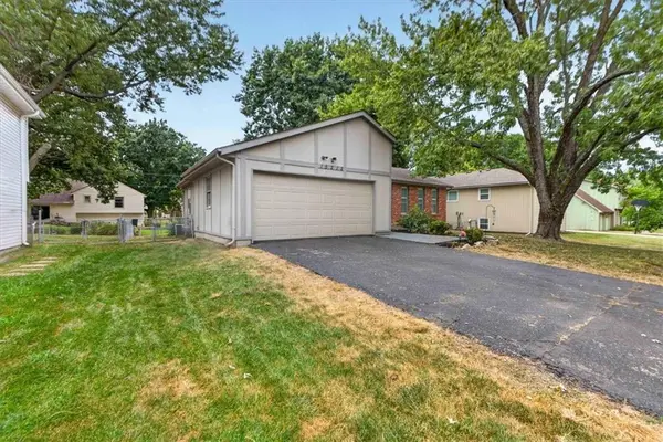 15212 W 152nd CIR, Olathe, KS 66062