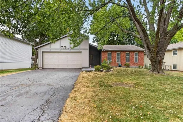 15212 W 152nd CIR, Olathe, KS 66062