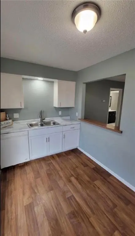 8721 Countryshire LN, Kansas City, MO 64138