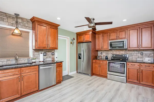 460 Amsterdam AVE, East Patchogue, NY 11772