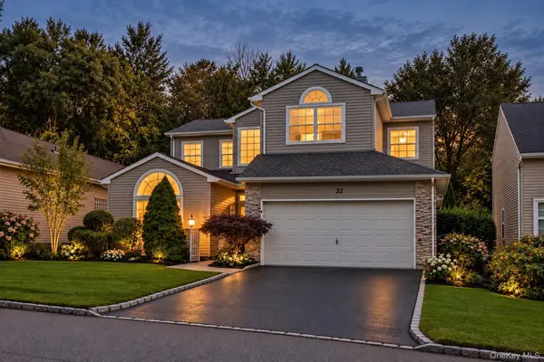32 Hamlet DR, Hauppauge, NY 11788