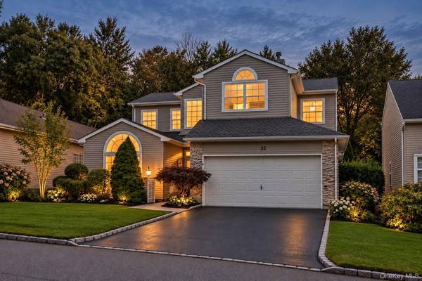 32 Hamlet DR, Hauppauge, NY 11788