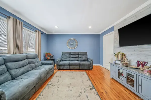 24 Lantern ST, Huntington, NY 11743