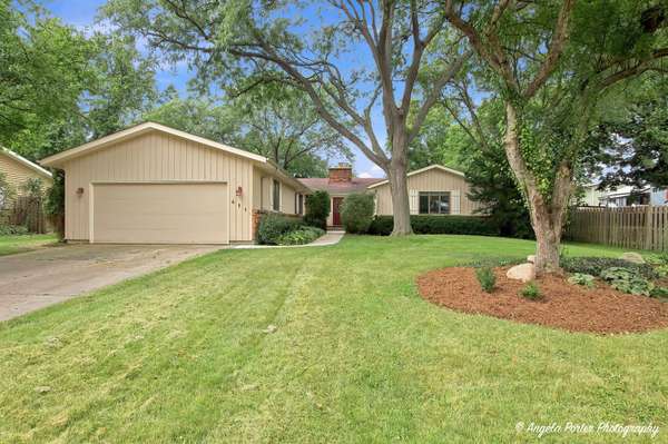 411 N Shepherd Hill LN, Mchenry, IL 60050
