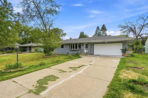 2795 Farrington ST, Roseville, MN 55113