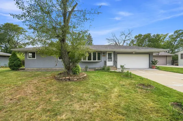 2795 Farrington ST, Roseville, MN 55113