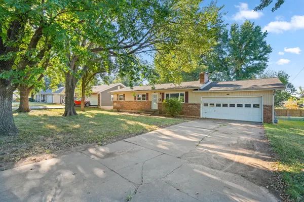 3138 W Crestview ST, Springfield, MO 65807