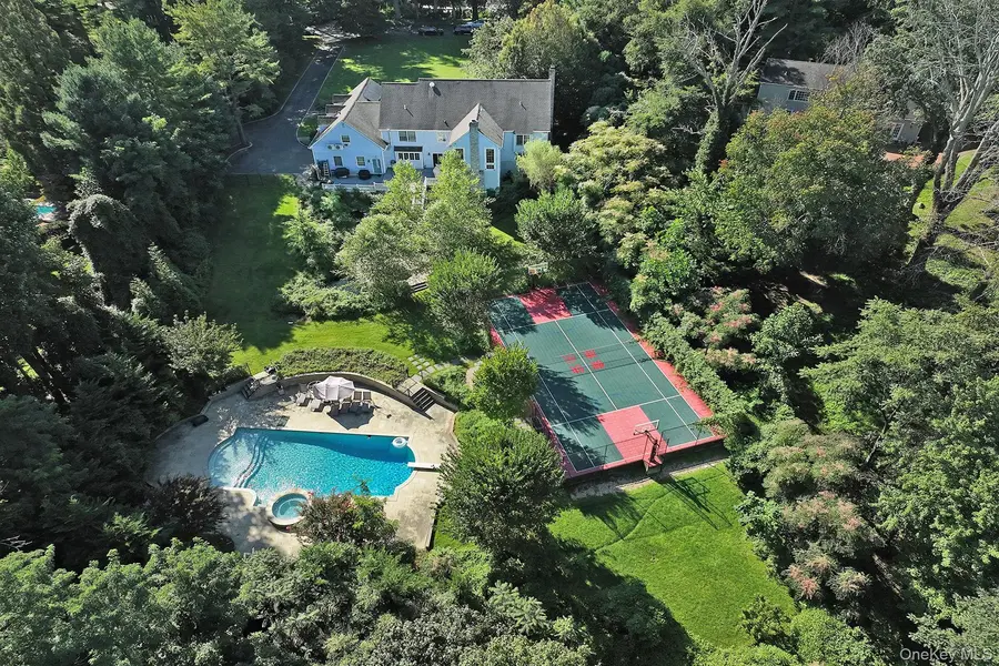 7 Saw Mill LN, Cold Spring Harbor, NY 11724