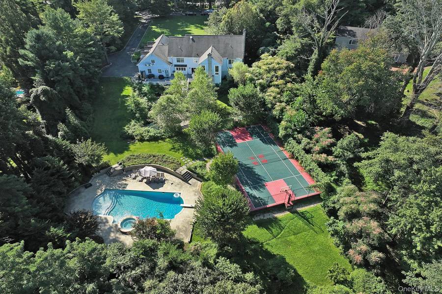 7 Saw Mill LN, Cold Spring Harbor, NY 11724