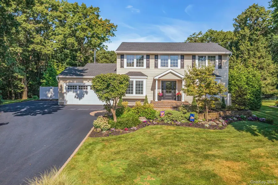 7 Stonehurst LN, Dix Hills, NY 11746