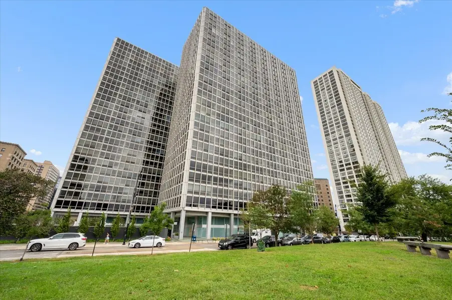 330 W Diversey Pkwy #706, Chicago, IL 60657