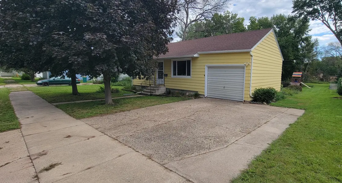 1014 Saint Peter AVE, Albert Lea, MN 56007