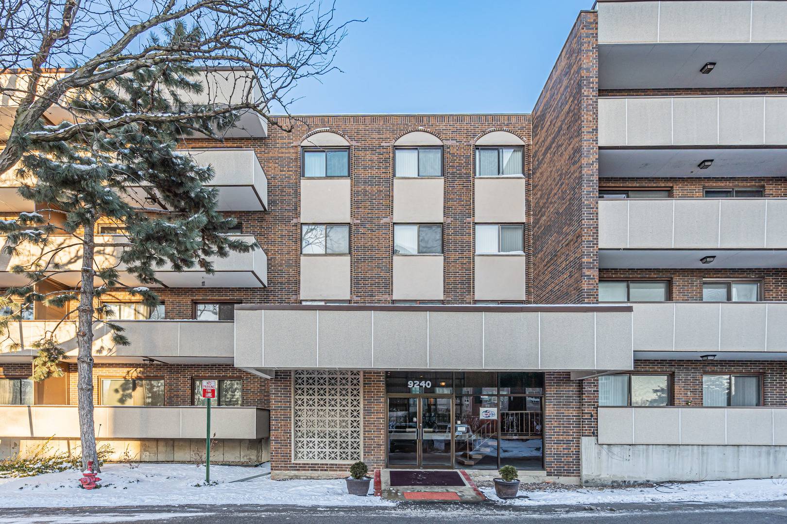 9240 Gross Point RD #410, Skokie, IL 60077