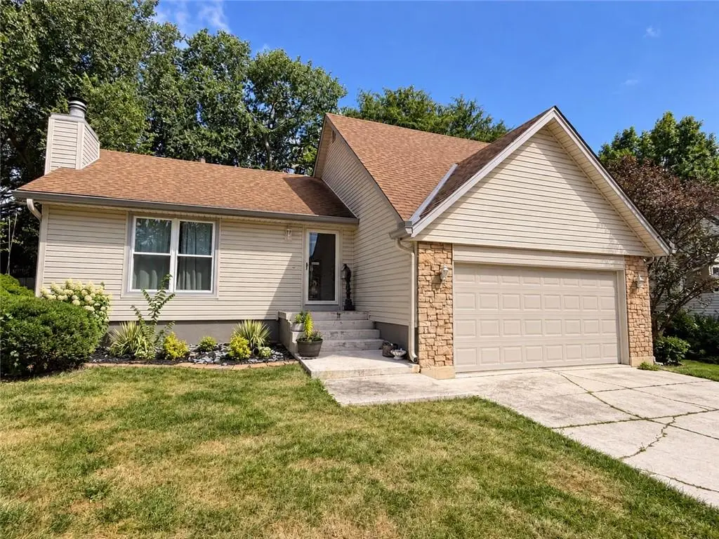 14021 S Summertree LN, Olathe, KS 66062