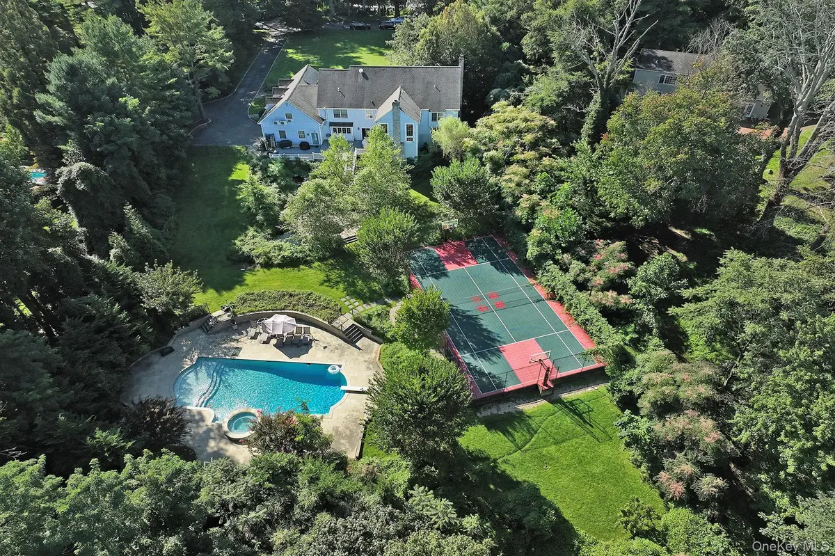 7 Saw Mill LN, Cold Spring Harbor, NY 11724