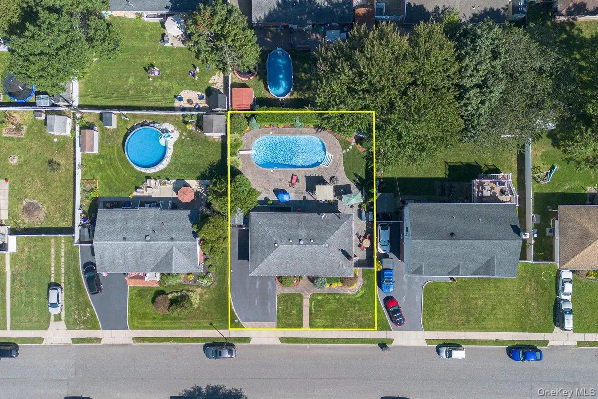 53 Burlington AVE, Deer Park, NY 11729