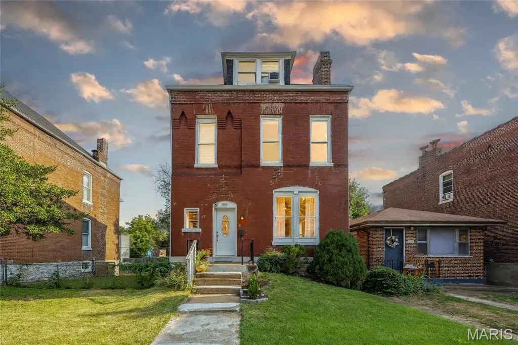 915 Bates ST, St Louis, MO 63111