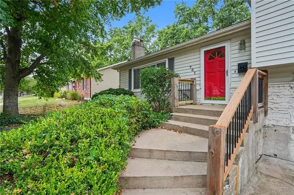 701 S Sunset DR, Olathe, KS 66061