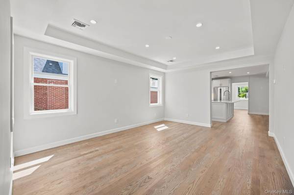 106 Nugent ST, New Hyde Park, NY 11040