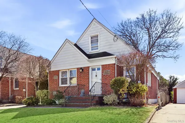 64 W Fenimore ST, Valley Stream, NY 11580