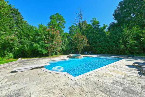 7 Saw Mill LN, Cold Spring Harbor, NY 11724