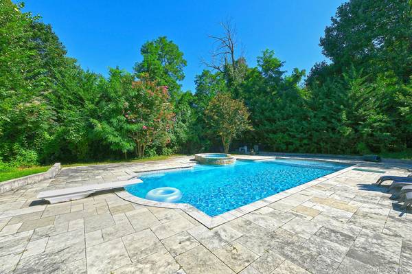 7 Saw Mill LN, Cold Spring Harbor, NY 11724