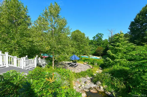 7 Saw Mill LN, Cold Spring Harbor, NY 11724
