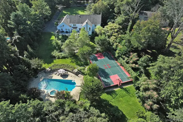 7 Saw Mill LN, Cold Spring Harbor, NY 11724