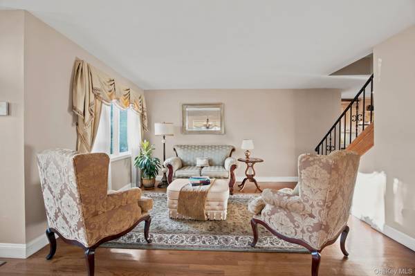 154 Celler AVE, New Hyde Park, NY 11040