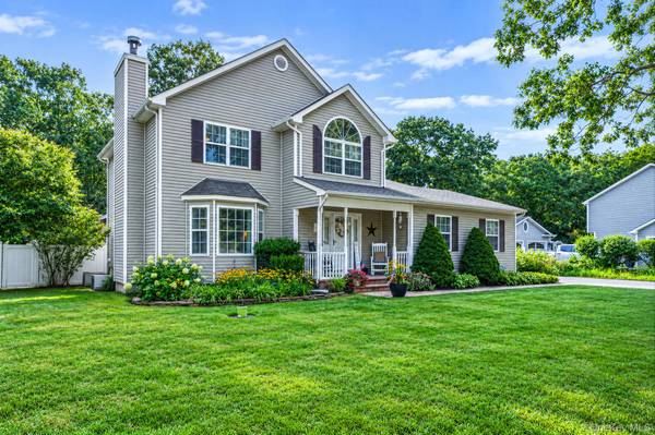 8 Sommerset DR, Yaphank, NY 11980