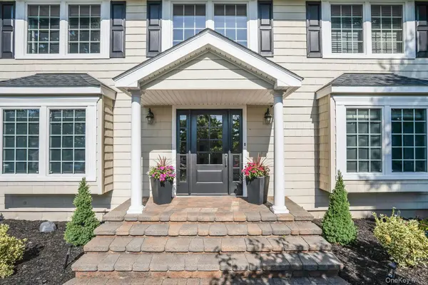 7 Stonehurst LN, Dix Hills, NY 11746