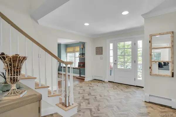 7 Stonehurst LN, Dix Hills, NY 11746