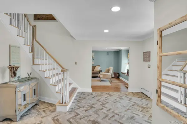 7 Stonehurst LN, Dix Hills, NY 11746