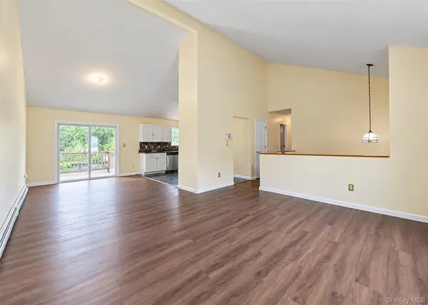6 Gordal LN, Coram, NY 11727