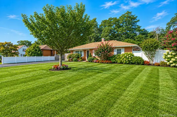 542 Agamemnon AVE, Bellport, NY 11713