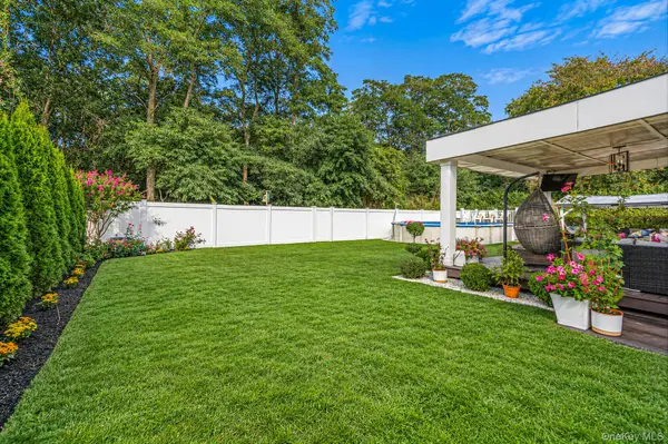 542 Agamemnon AVE, Bellport, NY 11713
