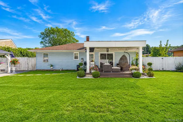 542 Agamemnon AVE, Bellport, NY 11713