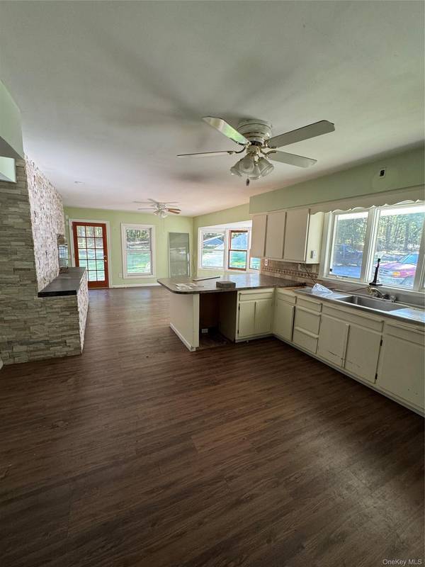 33 Mount Sinai Coram RD, Coram, NY 11727