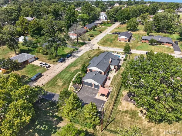 10636 Rebecca DR, St Louis, MO 63128