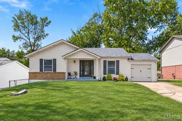 1417 Saint Gregory LN, St Charles, MO 63304