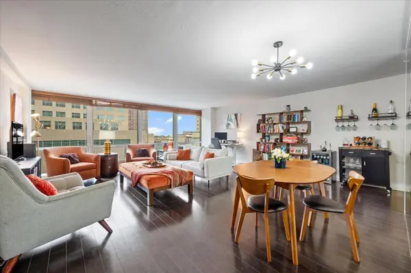 330 W Diversey Pkwy #706, Chicago, IL 60657