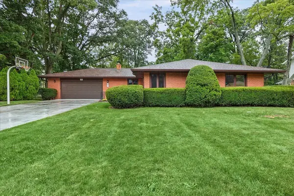 1805 Clover LN, Valparaiso, IN 46385
