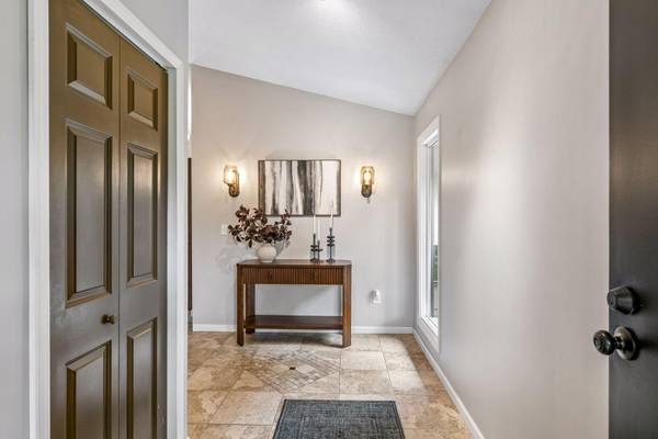 15 High Circle WAY, North Oaks, MN 55127